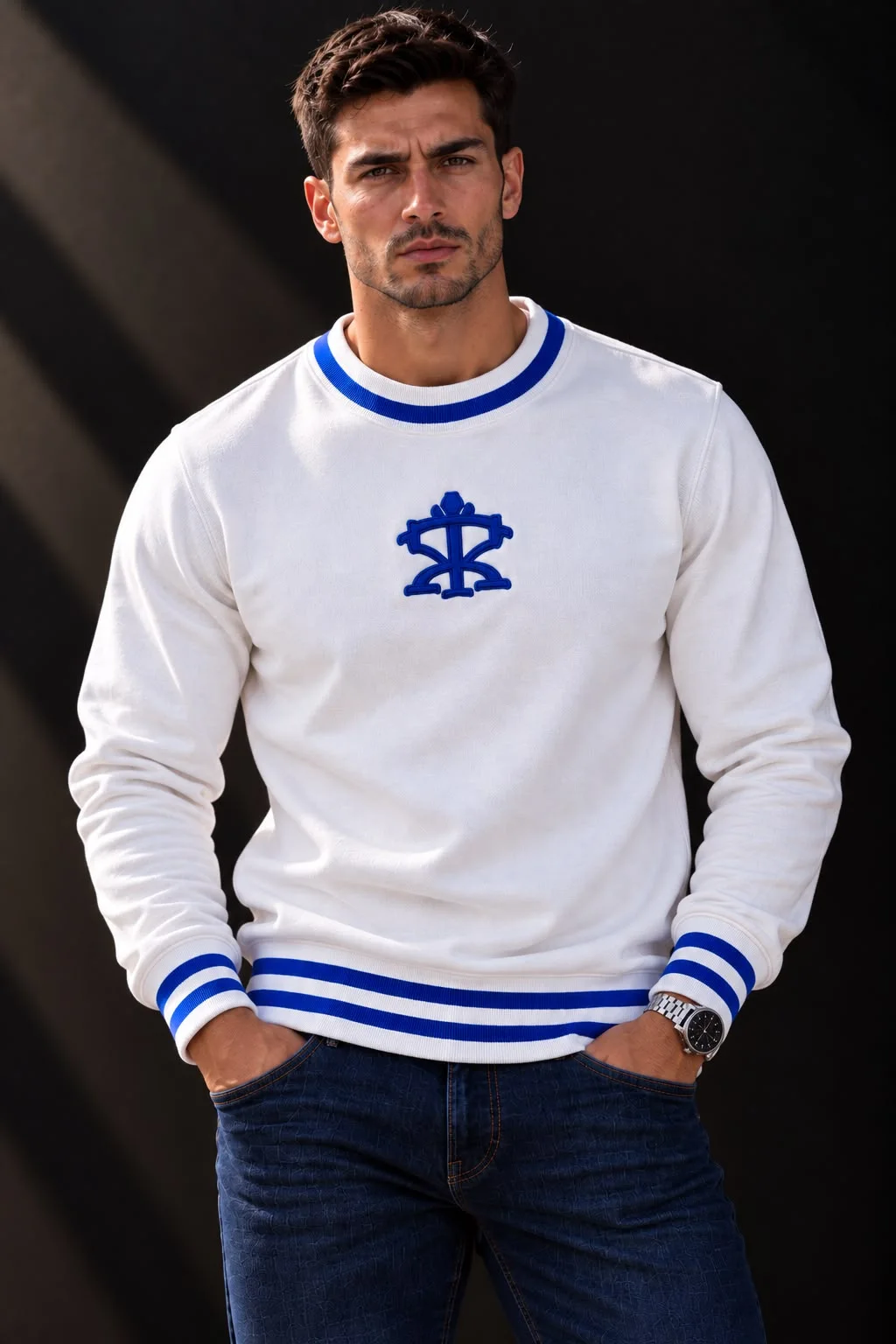 Hombre con buso blanco de rayas azules con monograma TK y jean â€” Tony Krown